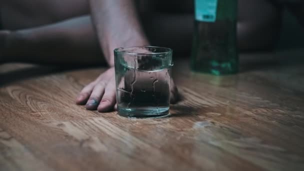 Gerakan Lambat Seorang Pecandu Alkohol Jatuh Lantai Dengan Gelas Alkohol — Stok Video