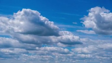 Kümülüs bulutlarının mavi gökyüzünde hareket etme zamanı. Işık katmanlı bulutlar bulut uzayında şekillerini değiştirirler. Harika bir gökyüzü. Bulutların arka planı, zaman atlaması. Uzayı kopyala Hava değişikliği. Doğa. 4K