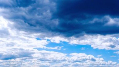 Kümülüs bulutlarının mavi gökyüzünde hareket etme zamanı. Fırtınalı bulutlar bulut uzayında şekillerini değiştirirler. Harika bir gökyüzü. Dramatik atmosfer geçmişi, zaman atlaması. Uzayı kopyala Hava değişikliği. Doğa. 4K