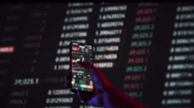 Akıllı telefondaki dijital pazarda kripto fiyat grafiği analizi yapan bir yatırımcı. Kripto para birimi gelecek fiyat öngörüsü konsepti. Ekrana dokunan adam, döviz piyasası verilerine göz atın, yakın plan.
