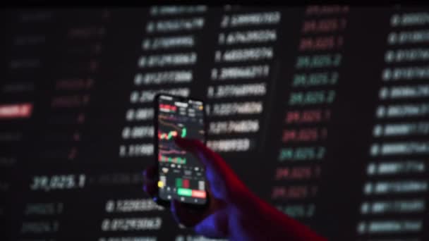 Investor Menganalisis Grafik Harga Kripto Pasar Digital Smartphone Cryptocurrency Masa — Stok Video