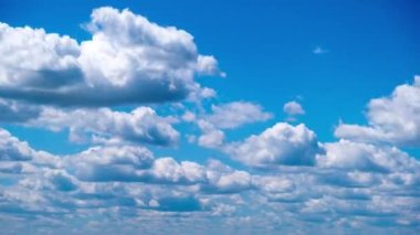 Kümülüs bulutlarının mavi gökyüzünde hareket etme zamanı. Işık bulutları bulut uzayında şekillerini değiştirirler. Harika bir gökyüzü. Bulutların arka planı, zaman atlaması. Uzayı kopyala Hava değişikliği. Doğa. 4K