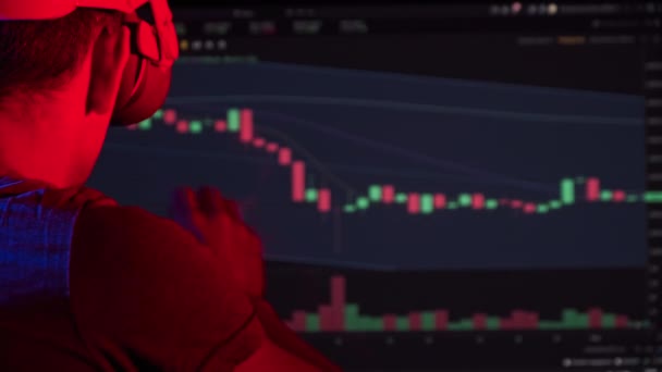 Trader Virtual Reality Helmet Looks Cryptocurrency Charts Young Man Analyzes — 비디오
