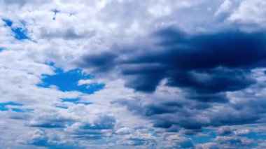 Gökyüzünde hareket eden dramatik fırtına bulutlarının zamanı. Kara kümülüs bulutları bulut uzayında şekillerini değiştirir. Gökyüzü manzaralı. Dramatik atmosfer geçmişi, zaman atlaması. Hava değişikliği. Doğa. 4K