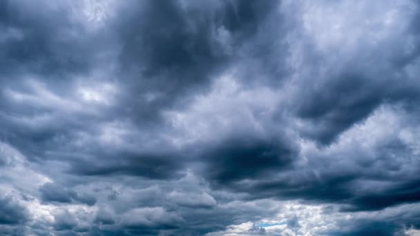 戏剧性的风暴云彩在天空中移动的时间 黑暗的积云在云中改变了它们的形状 风景般的天空 戏剧化的氛围背景 时间流逝 天气的变化 大自然 — 图库视频影像