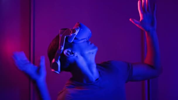 Der Mann Einem Rot Und Blau Beleuchteten Virtual Reality Helm — Stockvideo