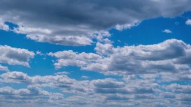 Kümülüs bulutlarının mavi gökyüzünde hareket etme zamanı. Işık katmanlı bulutlar bulut uzayında şekillerini değiştirirler. Harika bir gökyüzü. Bulutların arka planı, zaman atlaması. Uzayı kopyala Hava değişikliği. Doğa. 4K
