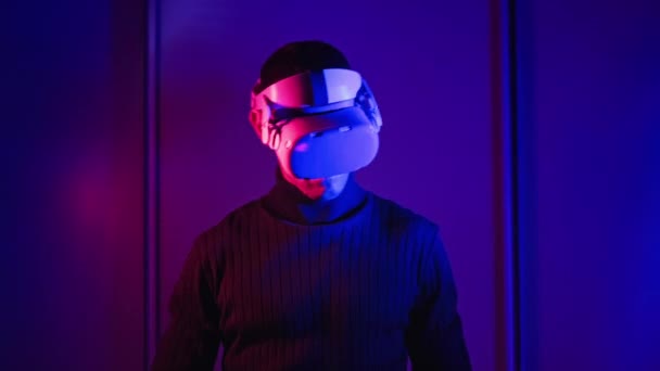 Junger Mann Mit Helm Interagiert Mit Virtual Reality Und Medieninhalten — Stockvideo