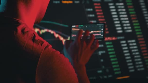 Investor Analyseren Crypto Prijs Grafiek Grafiek Digitale Markt Smartphone Cryptocurrency — Stockvideo