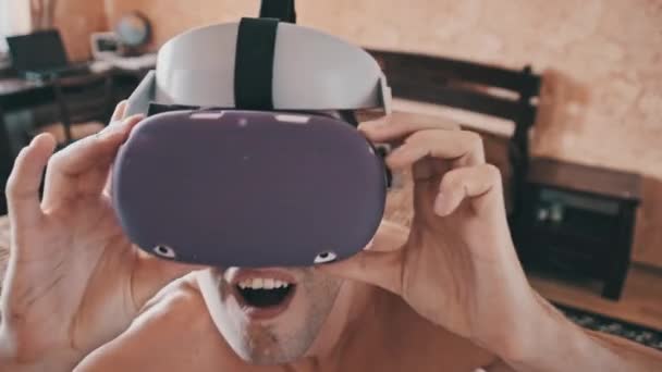 Молодой Человек Обнаженным Туловищем Впервые Очках Виртуальной Реальности Сюрприз Эмоциональный — стоковое видео
