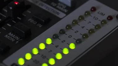 Karıştırma konsolundaki ses seviyesi sinyalinin LED göstergesi. Çıktı seviyesi göstergesinde yeşil ve sarı renkli LED şerit. Ses düzeyi gösterge ışıkları değişiyor. Analog ses masasında VU ölçümleri var. Makro