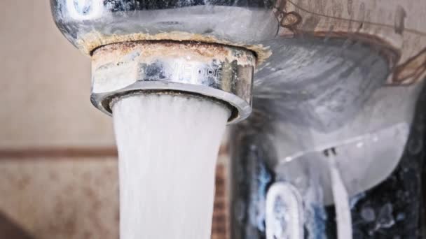 Makroaufnahme Eines Wasserhahns Mit Fließendem Wasser Zeitlupe Aus Einem Alten — Stockvideo