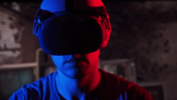 Man Virtual Reality Helm Diterangi Merah Dan Biru Memainkan Permainan — Stok Video