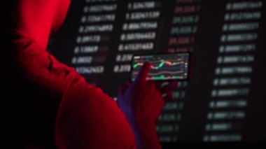 Akıllı telefondaki dijital pazarda kripto fiyat grafiği analizi yapan bir yatırımcı. Kripto para birimi gelecek fiyat öngörüsü konsepti. Ekrana dokunan adam, döviz piyasası verilerine göz atın, yakın plan.