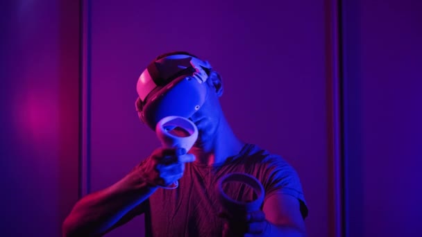 Joven Juega Juego Realidad Virtual Usando Auriculares Controladores Macho Interactúa — Vídeos de Stock
