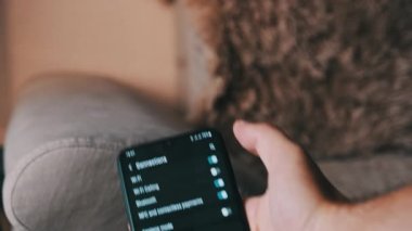 Akıllı bir telefondan Wi-Fi 'ı açıp kapatmak. Kablosuz ağ düğmesi bağlantı menüsündeki cep telefonunu açar. Erkek parmak dokunuşu ekranda modern akıllı telefonda ekranda wi fi bölgesi ekranda.