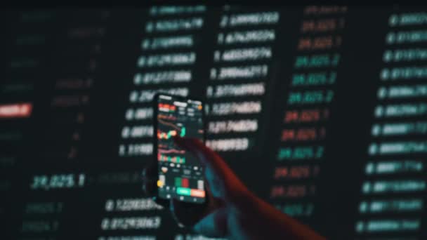 Трейдер Анализирует Криптовалютные Графики Экране Смартфона Темноте Человек Рассматривающий Валютные — стоковое видео