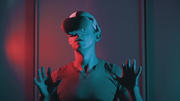 Молодой Человек Шлеме Виртуальной Реальности Взаимодействует Виртуальной Реальностью Медиа Контентом — стоковое видео