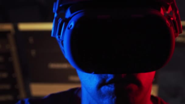 Homem Capacete Realidade Virtual Iluminado Vermelho Azul Joga Jogo Jovem — Vídeo de Stock