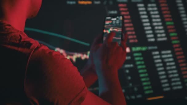 Trader Analyze Cryptocurrency Charts Smartphone Screen Dark Man Looking Currency — Stok Video