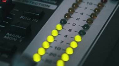 Karıştırma konsolundaki ses seviyesi sinyalinin LED göstergesi. VU çıkış göstergesinde yeşil ve sarı şeritli yakın çekim. Ses düzeyi ampulleri değişiyor. Ses çubuğundaki Stereo metre