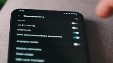 Akıllı telefondan Wi-Fi 'ı kapatıyorum. Kablosuz ağ düğmesi bağlantı menüsündeki cep telefonunu açar. Erkek parmak dokunuşu ekranda modern akıllı telefonda ekranda wi fi bölgesi ekranda.