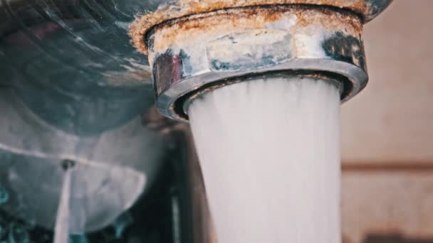 Ağır Çekimde Akan Suyla Musluk Makro Çekim Kirlenmiş Eski Bir — Stok video