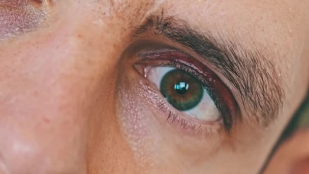 Ein Echtes Blaues Auge Für Das Junge Männliche Gesicht Ein — Stockvideo
