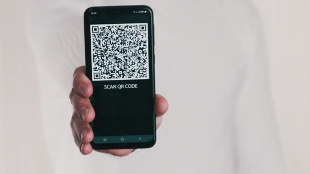 Maschio Mano Mostra Codice Smartphone Sfondo Bianco Iscrizione Sullo Schermo — Video Stock