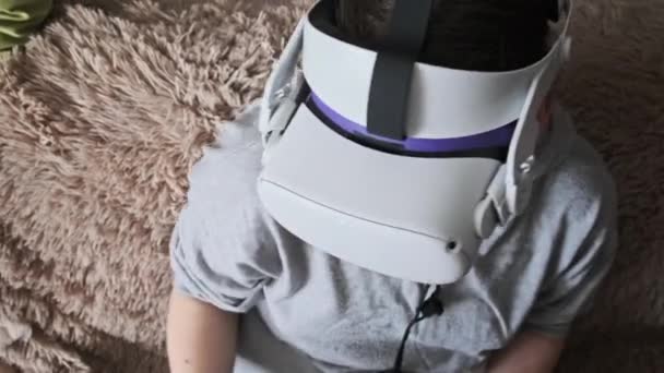 Jeune Femme Jouant Jeu Utilisant Casque Intérieur Fille Réalité Virtuelle — Video