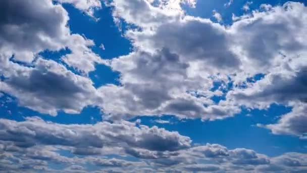 Kümülüs Bulutlarının Mavi Gökyüzünde Hareket Etme Zamanı Işık Bulutları Bulut — Stok video