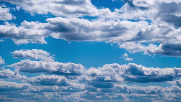 Timelapse Nubes Cúmulos Moviéndose Cielo Azul Las Nubes Capas Claras — Vídeos de Stock