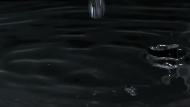 许多水滴以慢动作落在水面上 宏观一击 液滴的雨落在液体表面 形成波浪 圆圈和液体的湍流 表面张力 240 Fps — 图库视频影像