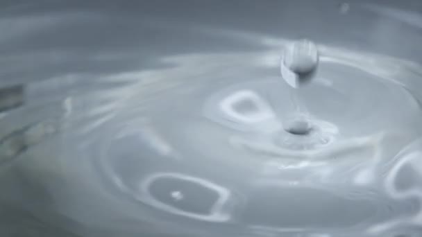 Gota Água Cai Superfície Água Câmera Lenta Tiro Super Macro — Vídeo de Stock