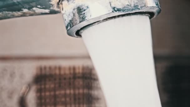 Water Flows Aerator Old Contaminated Tap Calcium Grime Sink Faucet — Vídeo de stock
