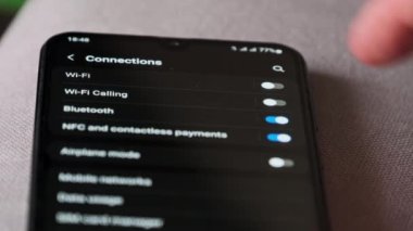 Akıllı telefondan Wi-Fi 'ı kapatıyorum. Kablosuz ağ düğmesi bağlantı menüsündeki cep telefonunu açar. Erkek parmak dokunuşu ekranda modern akıllı telefonda ekranda wi fi bölgesi ekranda.