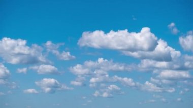 Kümülüs bulutlarının mavi gökyüzünde hareket etme zamanı. Işık bulutları bulut uzayında şekillerini değiştirirler. Harika bir gökyüzü. Bulutların arka planı, zaman atlaması. Uzayı kopyala Hava değişikliği. Doğa. 4K