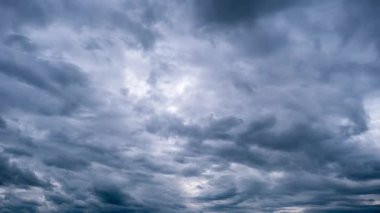 Gökyüzünde hareket eden dramatik fırtına bulutlarının zamanı. Kara kümülüs bulutları bulut uzayında şekillerini değiştirir. Gökyüzü manzaralı. Dramatik atmosfer geçmişi, zaman atlaması. Hava değişikliği. Doğa. 4K
