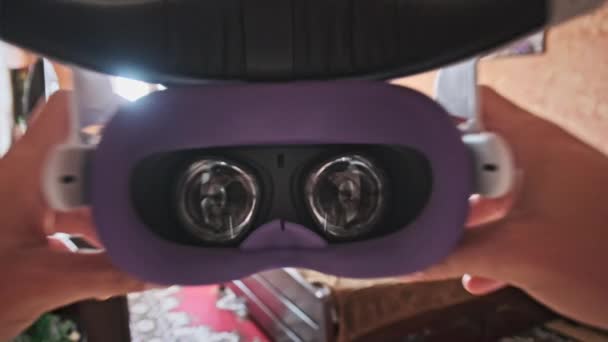 Погляд Людини Шолом Спальні Pov Одягати Віртуальну Реальність Вдома Молоді — стокове відео