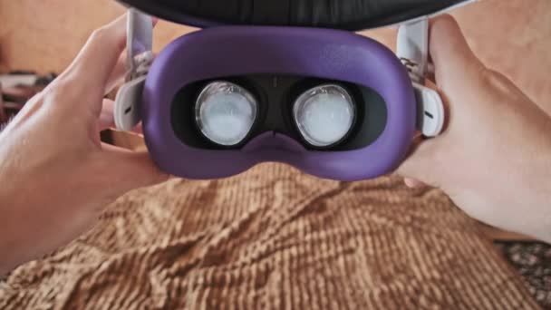 Пов Вдягати Окуляри Віртуальної Реальності Спальню Молоді Чоловічі Руки Тримають — стокове відео