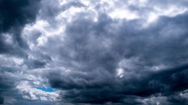 Gökyüzünde hareket eden dramatik fırtına bulutlarının zamanı. Kara kümülüs bulutları bulut uzayında şekillerini değiştirir. Gökyüzü manzaralı. Dramatik atmosfer geçmişi, zaman atlaması. Hava değişikliği. Doğa. 4K