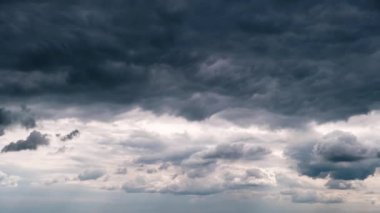 Gökyüzünde hareket eden dramatik fırtına bulutlarının zamanı. Kara kümülüs bulutları bulut uzayında şekillerini değiştirir. Gökyüzü manzaralı. Dramatik atmosfer geçmişi, zaman atlaması. Hava değişikliği. Doğa. 4K