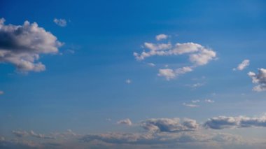 Beyaz bulutların zamanı mavi gökyüzünde hareket eder ve çözülür. Yaz bulutları, zaman atlaması. Kabarık tüylü sirrus bulutları bulut uzayında şekil değiştirir. Hava değişimi. Bulutlu alan arkaplanı, alanı kopyala