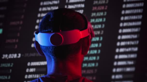 Trader Virtual Reality Helmet Looks Cryptocurrency Charts Young Man Analyzes — Vídeo de Stock