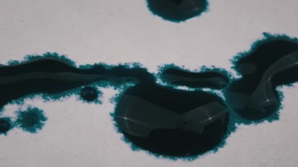 Las Gotas Tinta Azul Caen Sobre Papel Blanco Macro Pintura — Vídeo de stock