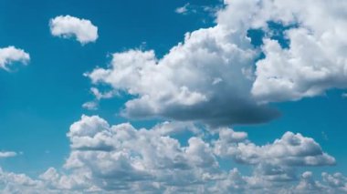 Kümülüs bulutlarının mavi gökyüzünde hareket etme zamanı. Işık bulutları bulut uzayında şekillerini değiştirirler. Harika bir gökyüzü. Kabarık beyaz bulutlar, zaman atlaması. Uzayı kopyala Hava değişikliği. Doğa arkaplanı