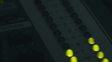 Karıştırma konsolundaki ses seviyesi sinyalinin LED göstergesi. Çıktı seviyesi göstergesinde yeşil ve sarı renkli LED şerit. Ses düzeyi gösterge ışıkları değişiyor. Analog ses masasında VU ölçümleri var. Makro
