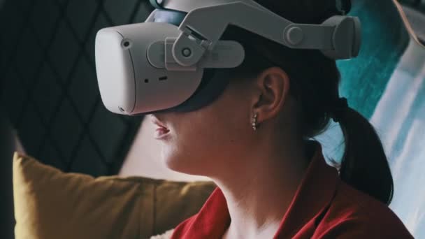 Wanita Muda Dengan Helm Virtual Reality Duduk Sofa Dan Berkomunikasi — Stok Video