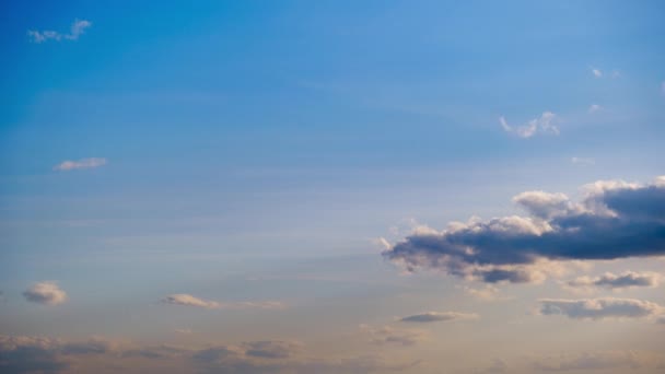 Wolken Blauwe Lucht Bewegen Langzaam Veranderen Van Vorm Timelapse Gelaagde — Stockvideo