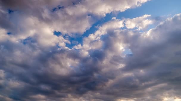 Chmury Niebieskim Niebie Powoli Się Poruszają Zmieniają Kształt Timelapse Warstwowe — Wideo stockowe